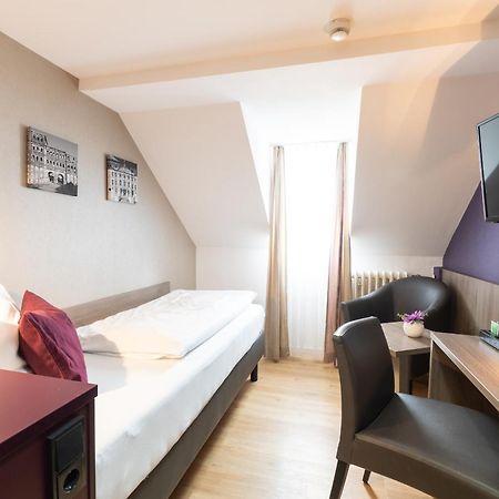 Hotel Porta Nigra Трир Номер фото
